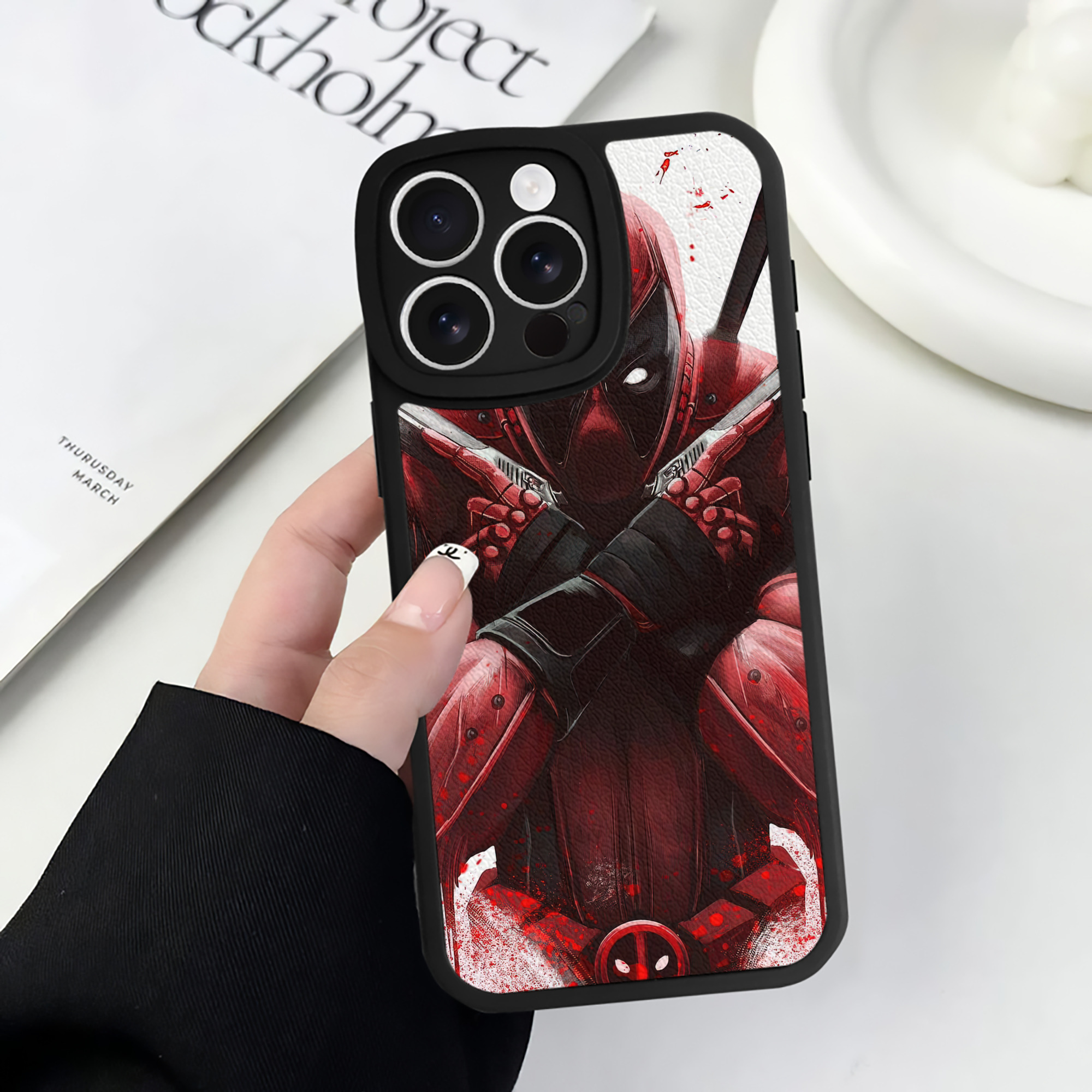 （画像用） Deadpool デッドプール 【iPhone 16シリーズ対応】シリコンスマホケース（レザー調） 材質：シリコン